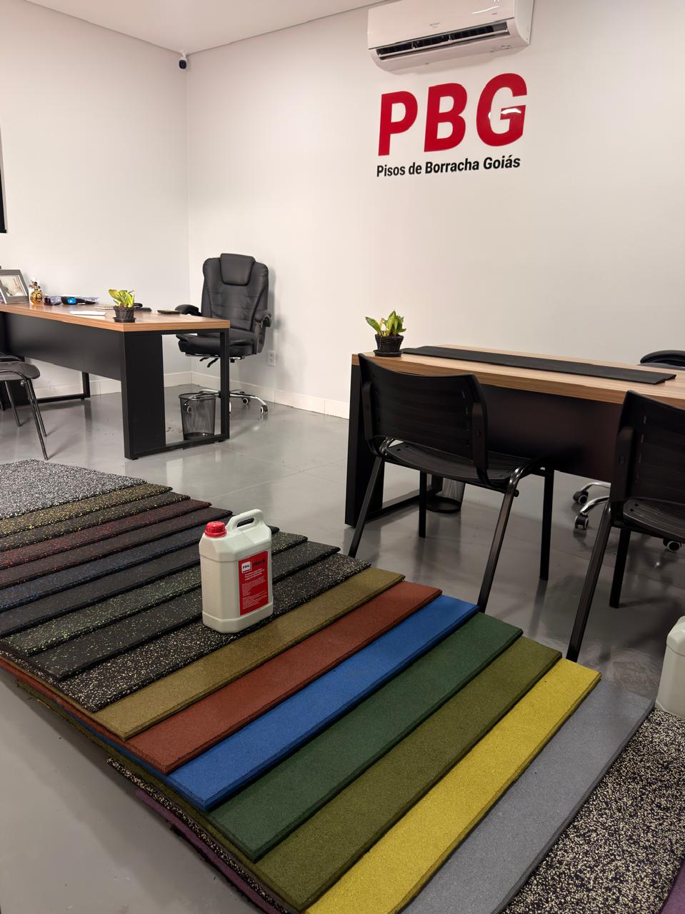 Showroom PBG com amostras de pisos de borracha coloridos
